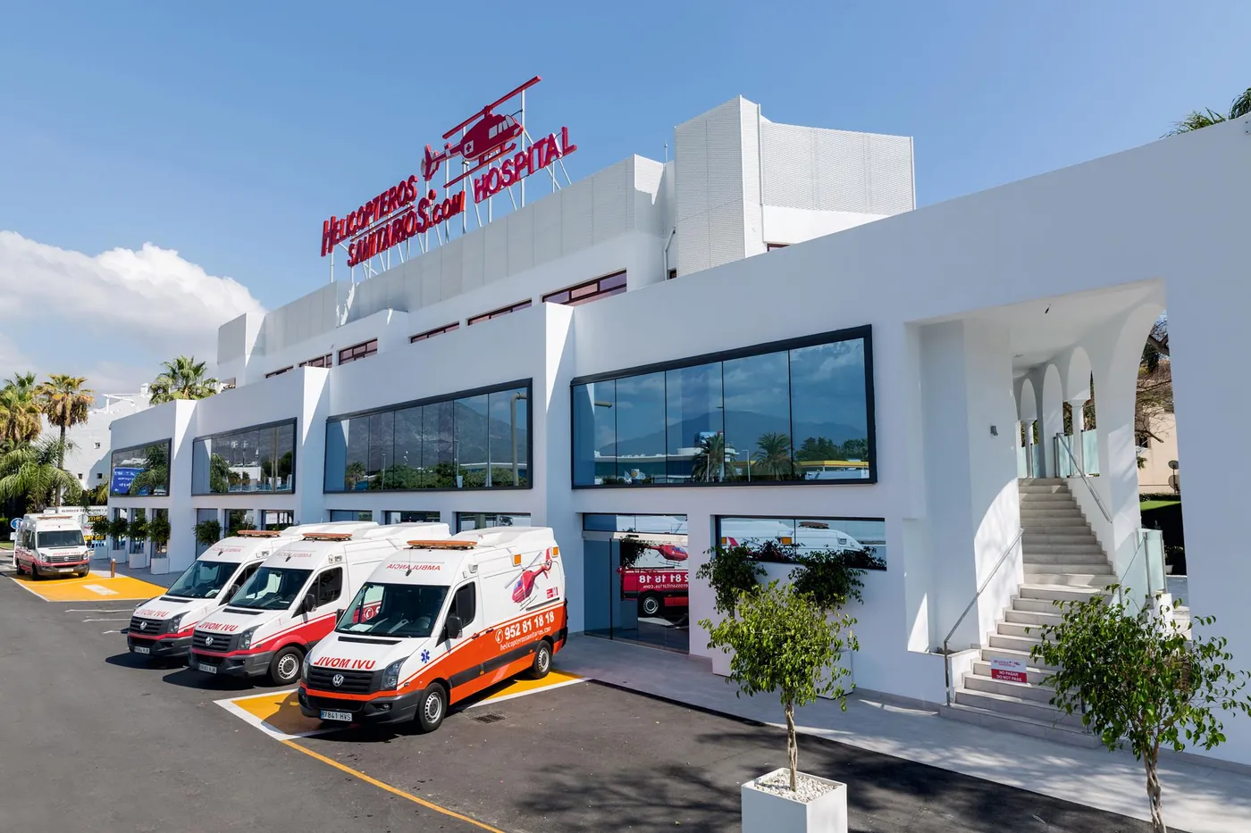 Helicópteros Sanitarios Hospital i Puerto Banús med ambulancer foran